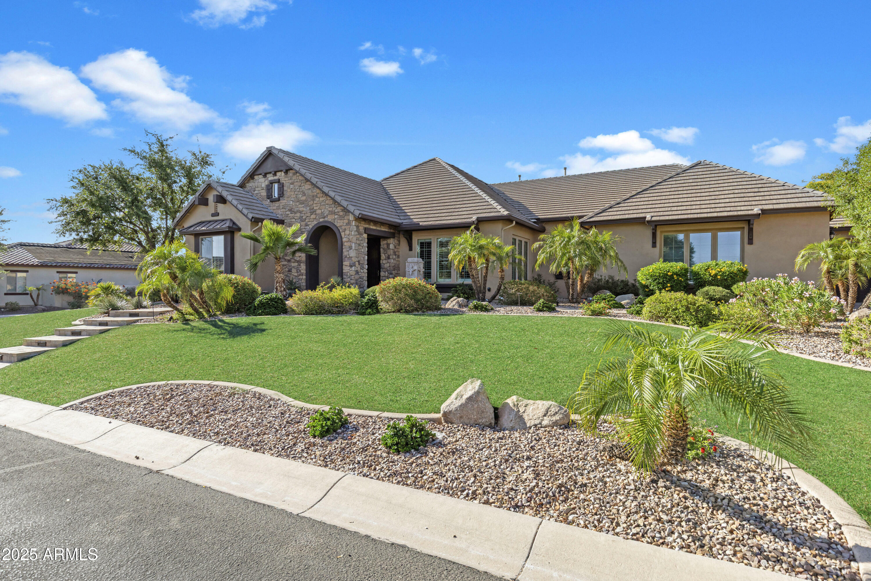 Property Photo: 6918 E Ivyglen Street AZ 85207