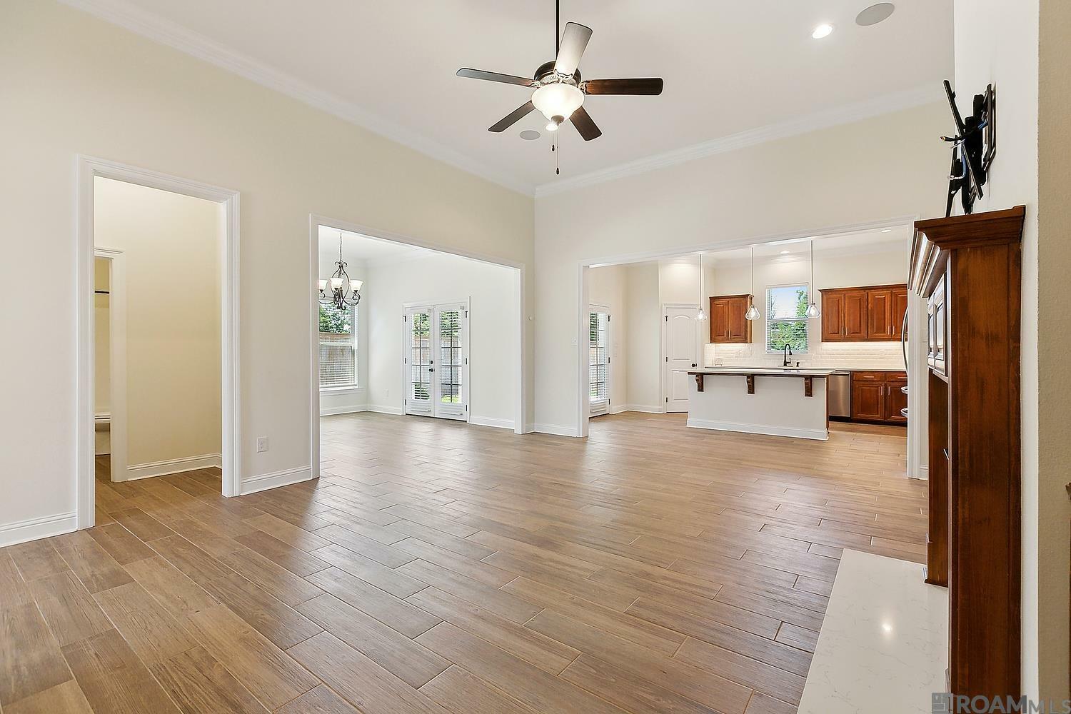 Property Photo: 460 Lakehaven Dr LA 70737