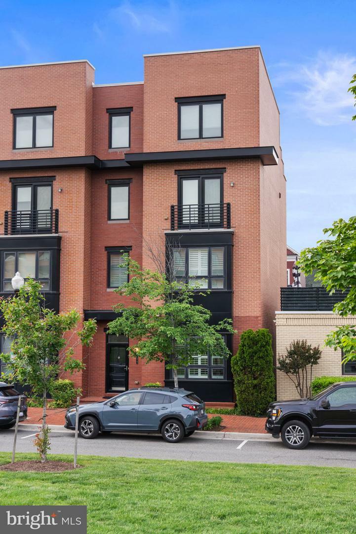 Property Photo: 724 E Howell Avenue VA 22301