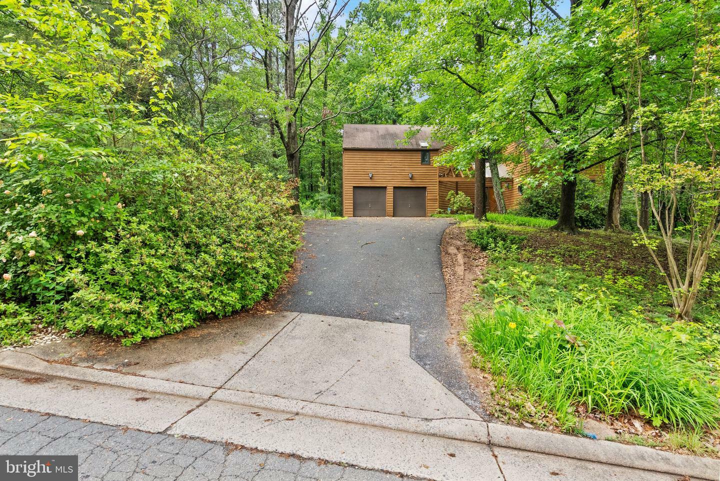 Property Photo: 11598 Newport Cove Lane VA 20194