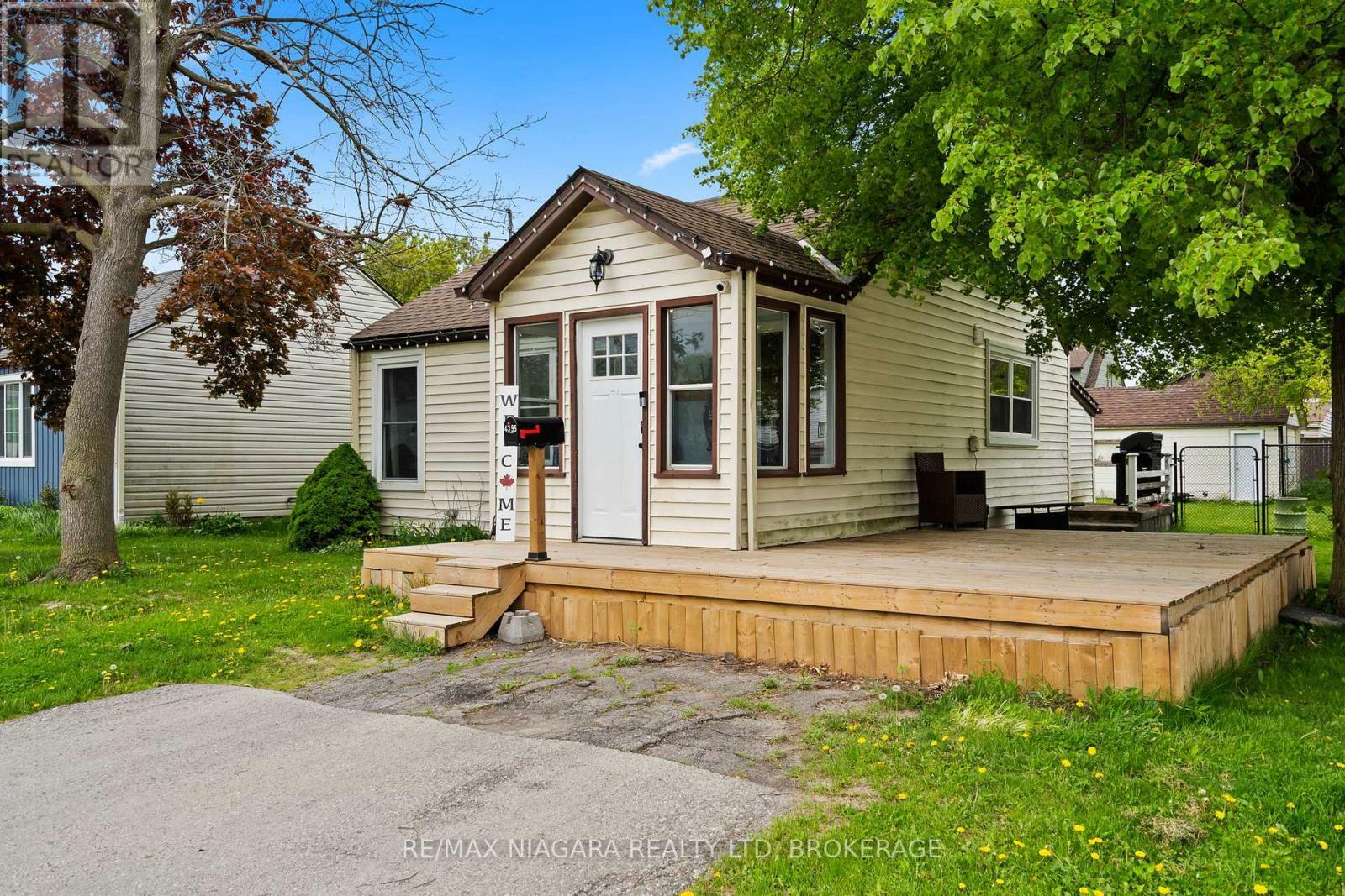 Property Photo: 4395 Fifth Avenue ON L2E 4R3