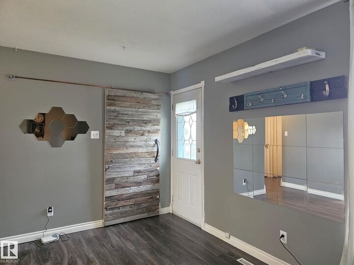 Photo de la propriété: 5096 45 Street AB T7A 1C2