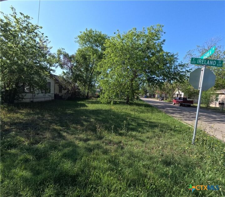 Property Photo: 631 E Ireland Street TX 78155