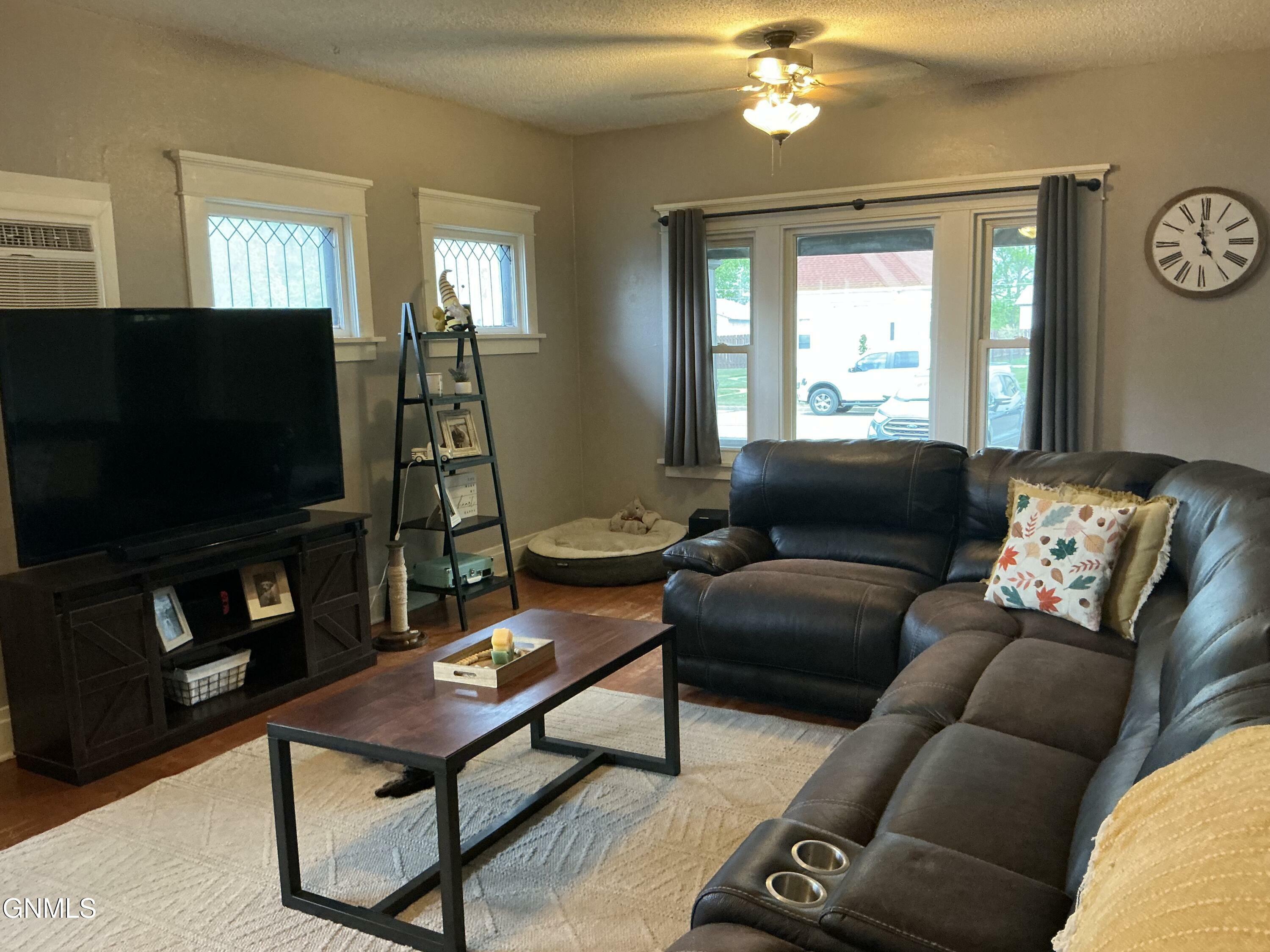 Property Photo: 208 9th Avenue SW ND 58554