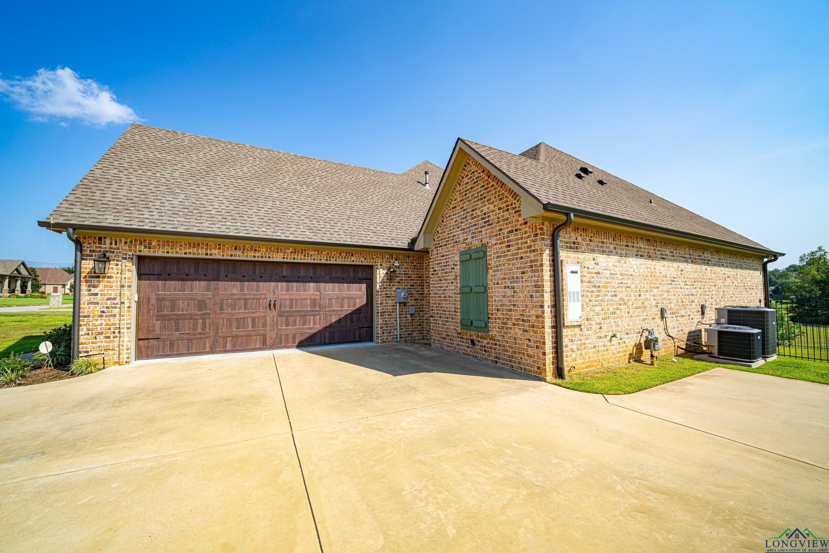 Property Photo: 2901 Fairway Oaks Lane TX 75605