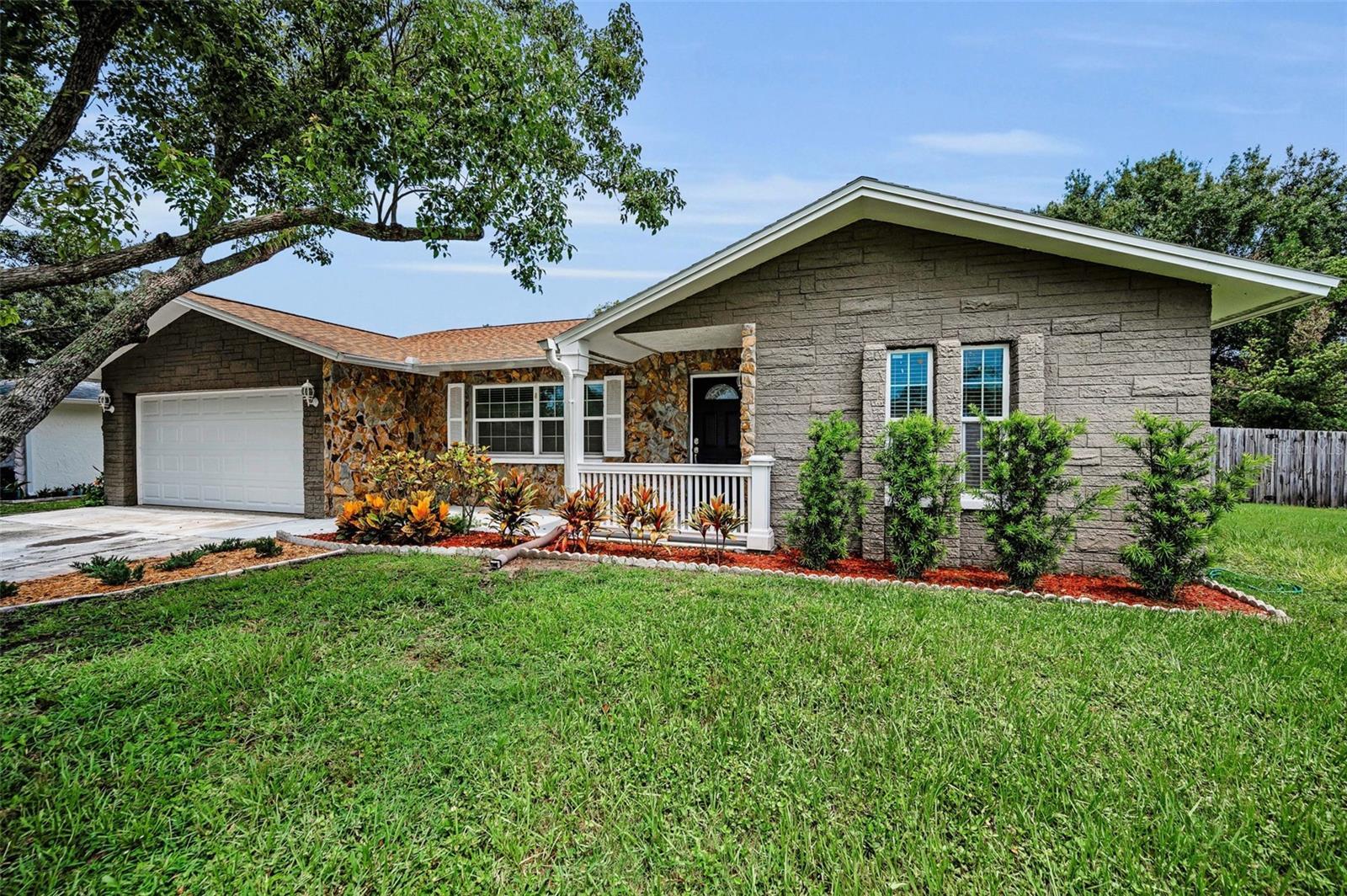 Property Photo: 1402 Oleander Drive FL 34689