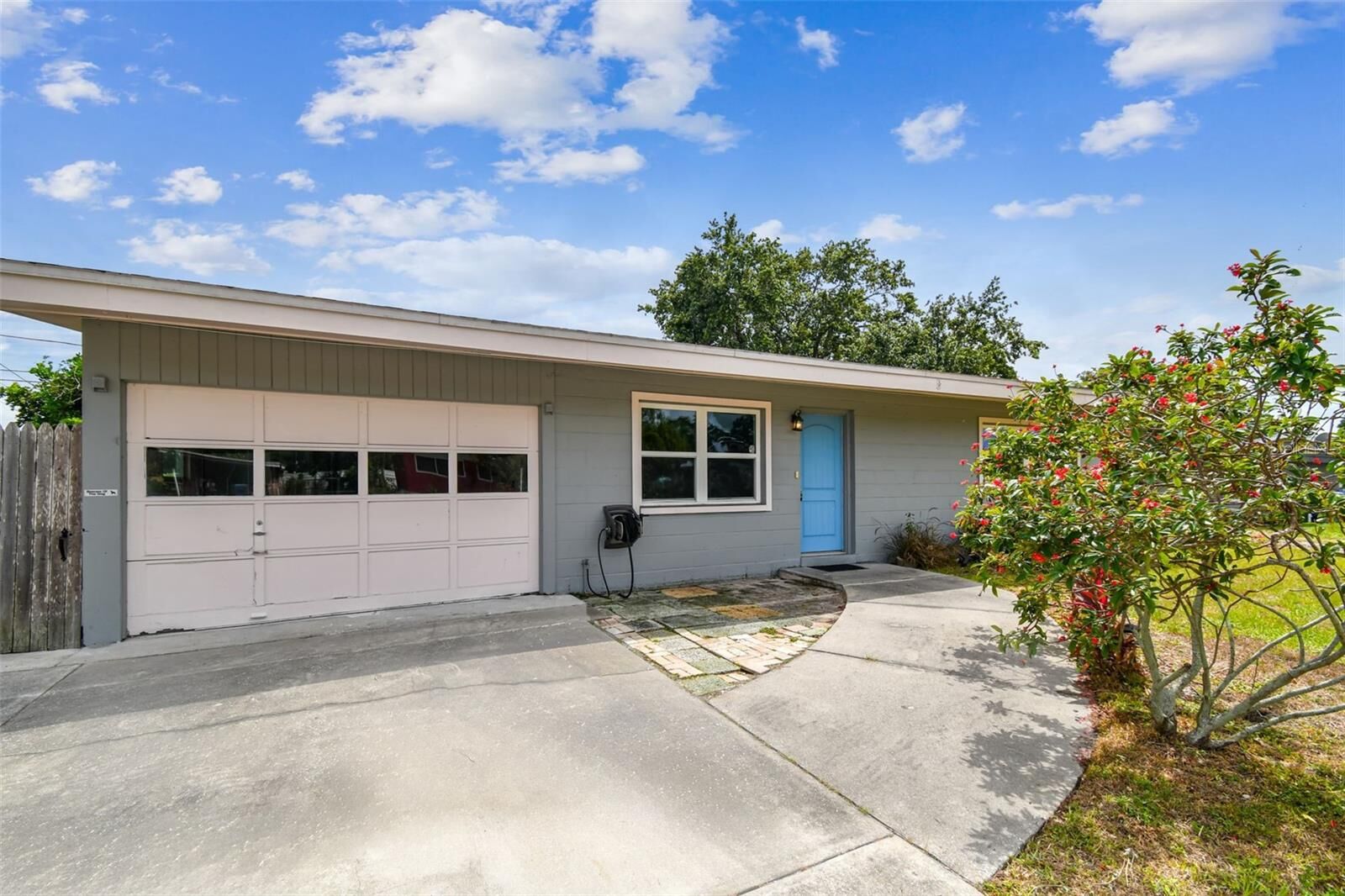 Property Photo:  8528 Iris Ave  FL 33777