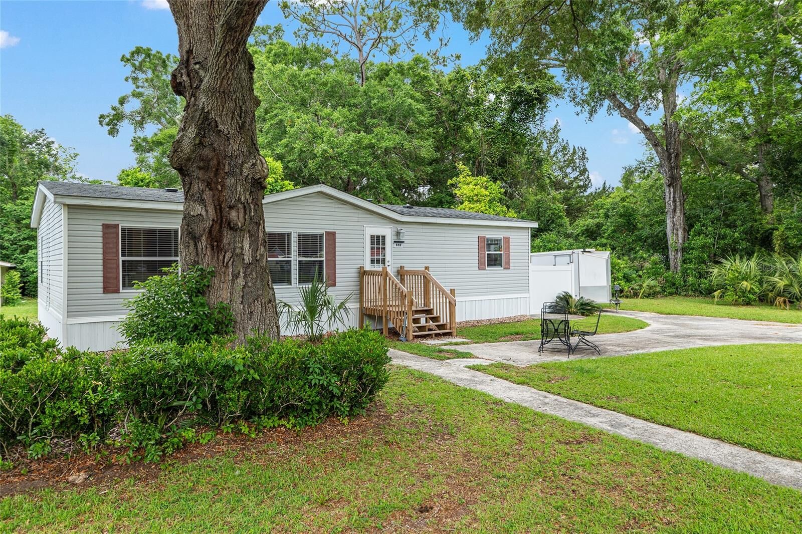 Property Photo: 610 NW 251st Street FL 32669