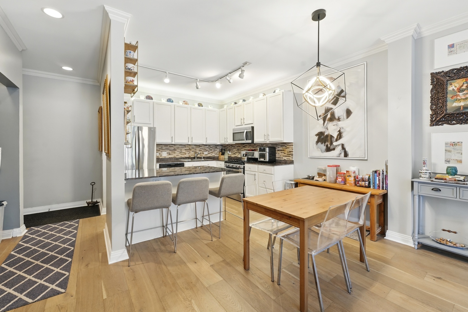 Property Photo: 2230 N Lincoln Avenue 204 IL 60614