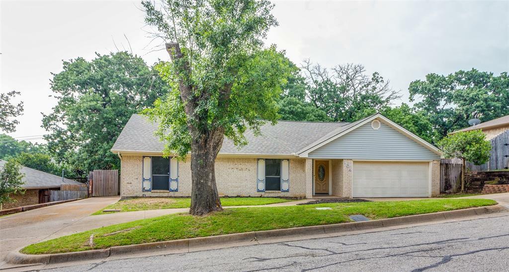Property Photo: 104 NE Rosamond Street TX 76028