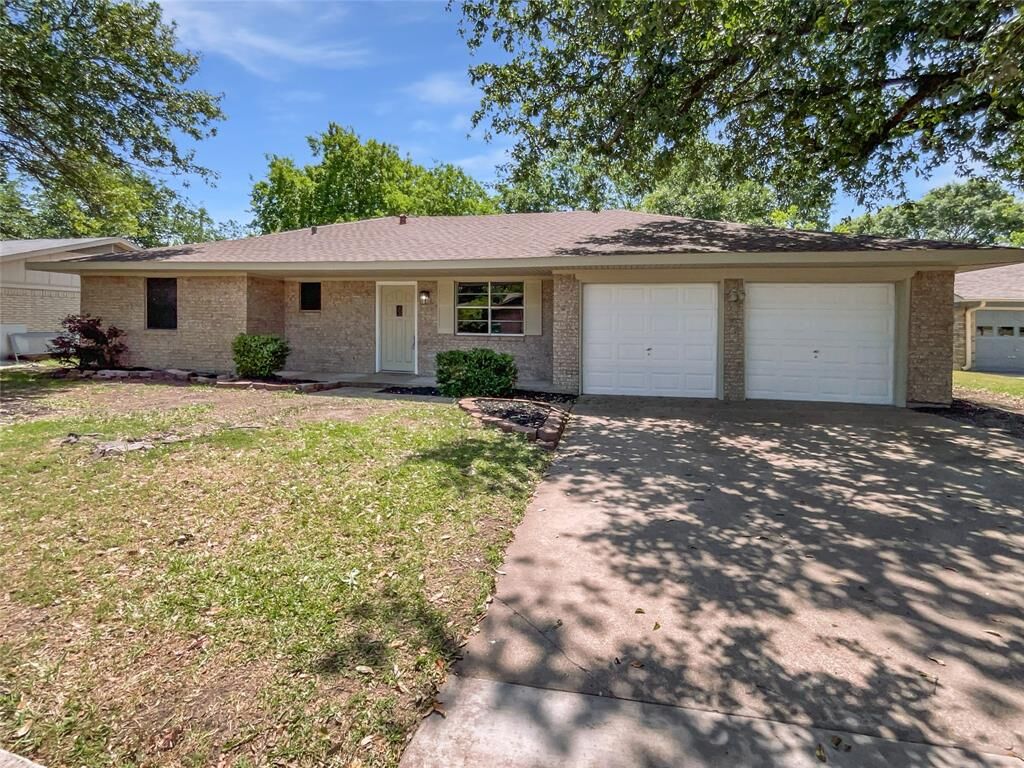 Property Photo: 103 Comanche Court TX 75165