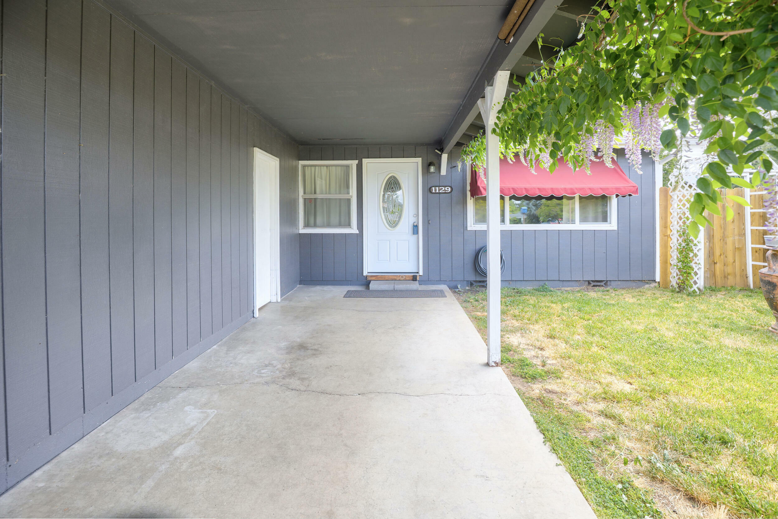 Property Photo: 1129 SW Ballinger Drive OR 97526
