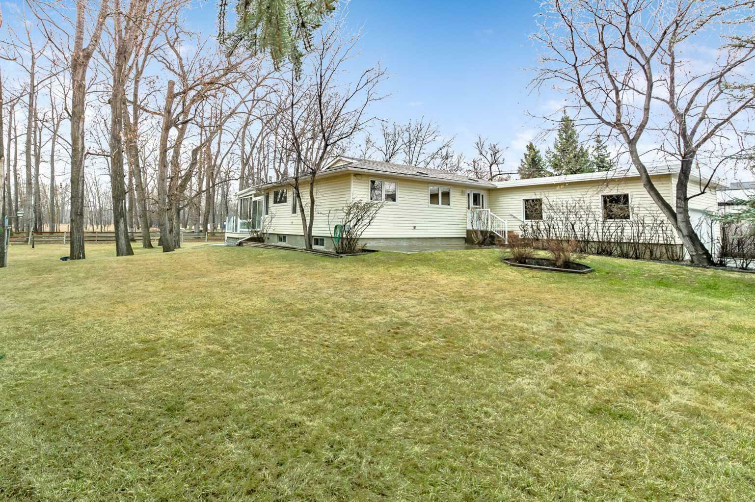 Property Photo:  2 Elm Avenue E  AB T1S 1K6 