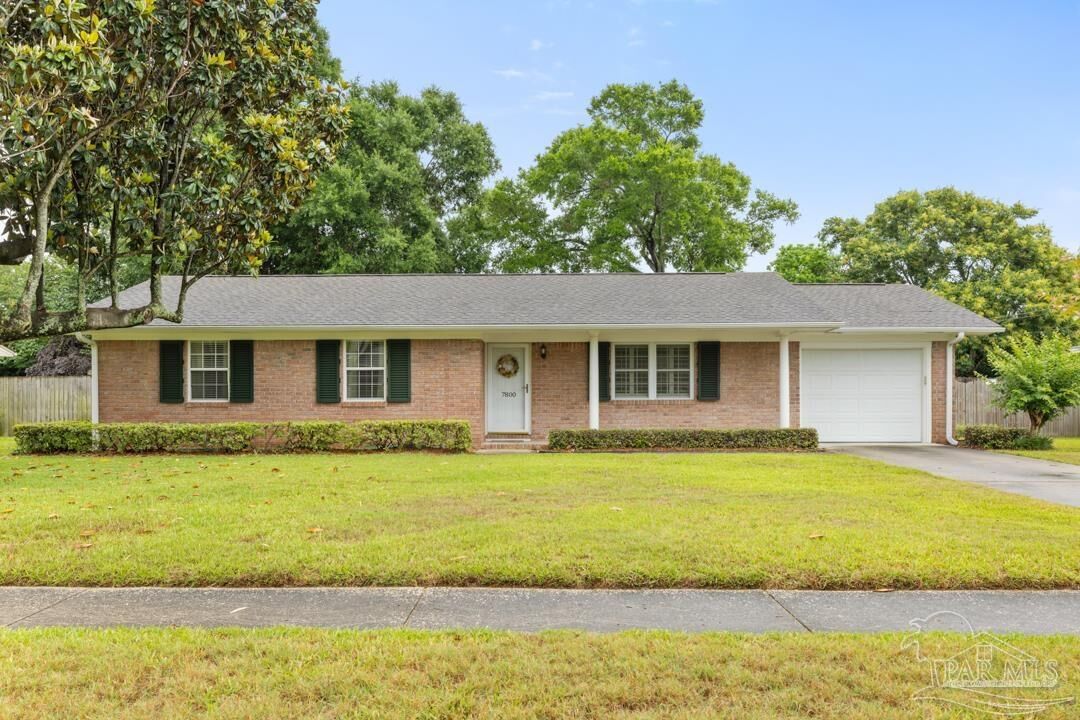 Property Photo: 7800 Le Juene Dr FL 32514