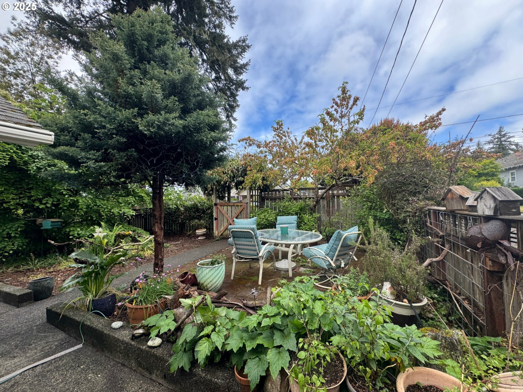 Property Photo: 845 E 1st St OR 97423
