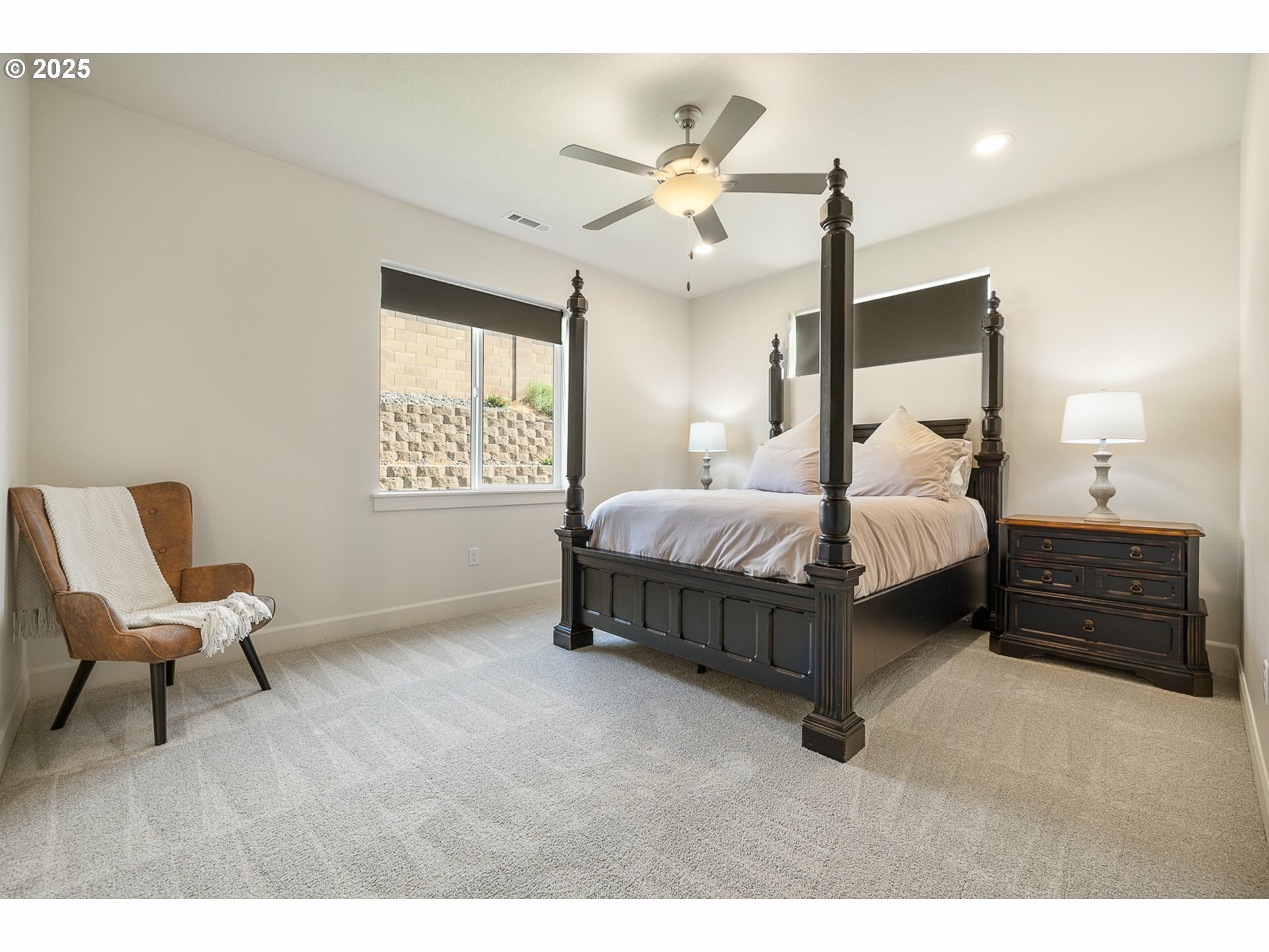Property Photo: 881 E Autumn Ave OR 97838