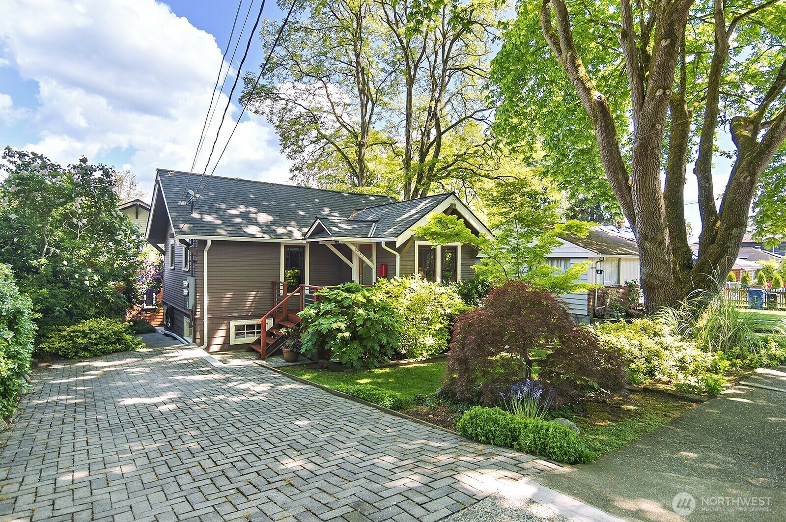 Property Photo: 8540 Interlake Avenue N WA 98103