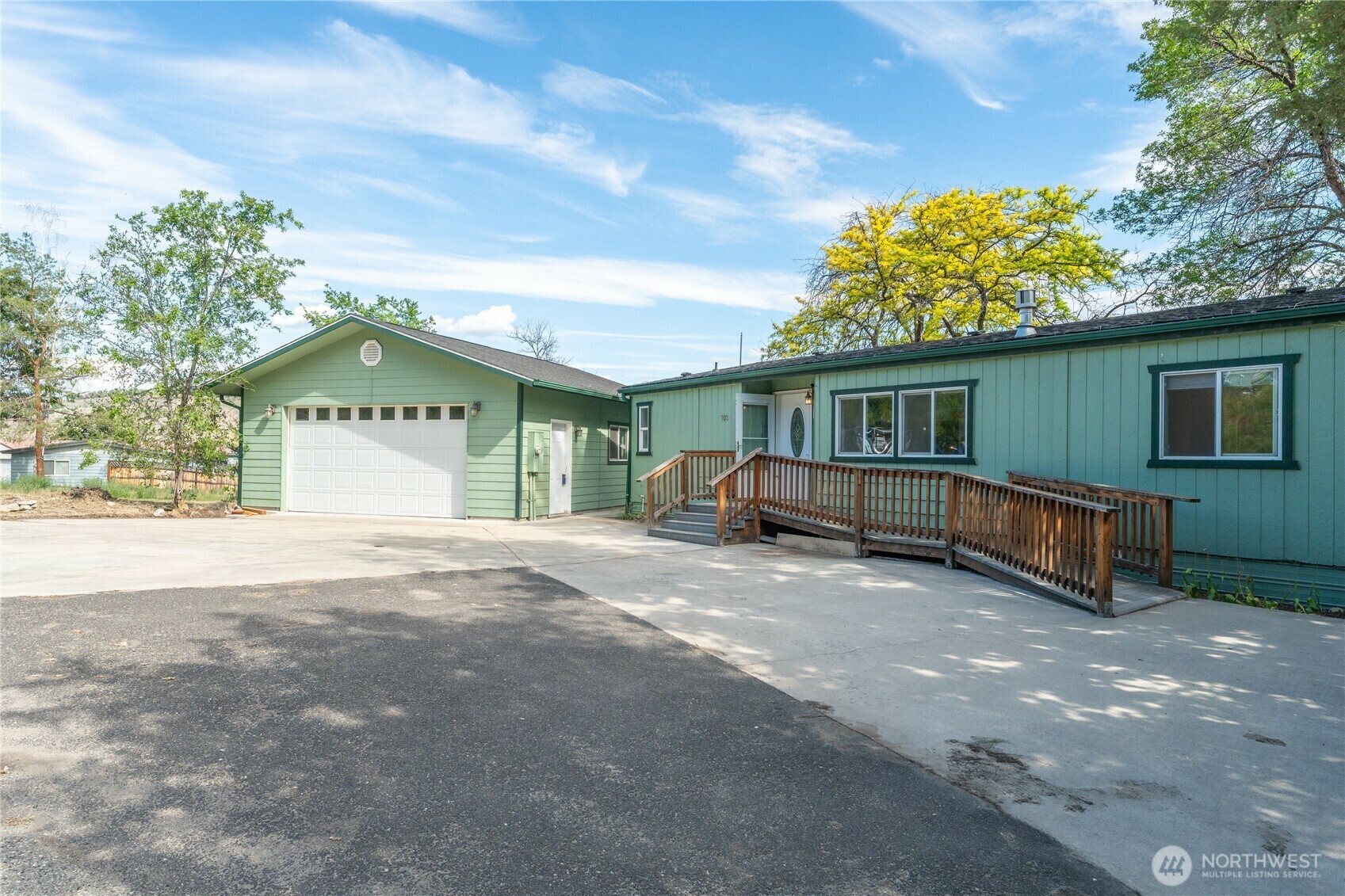 Property Photo: 702 Mc Alvey Drive WA 98846