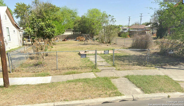 Property Photo: 1019 E Crockett St TX 78202