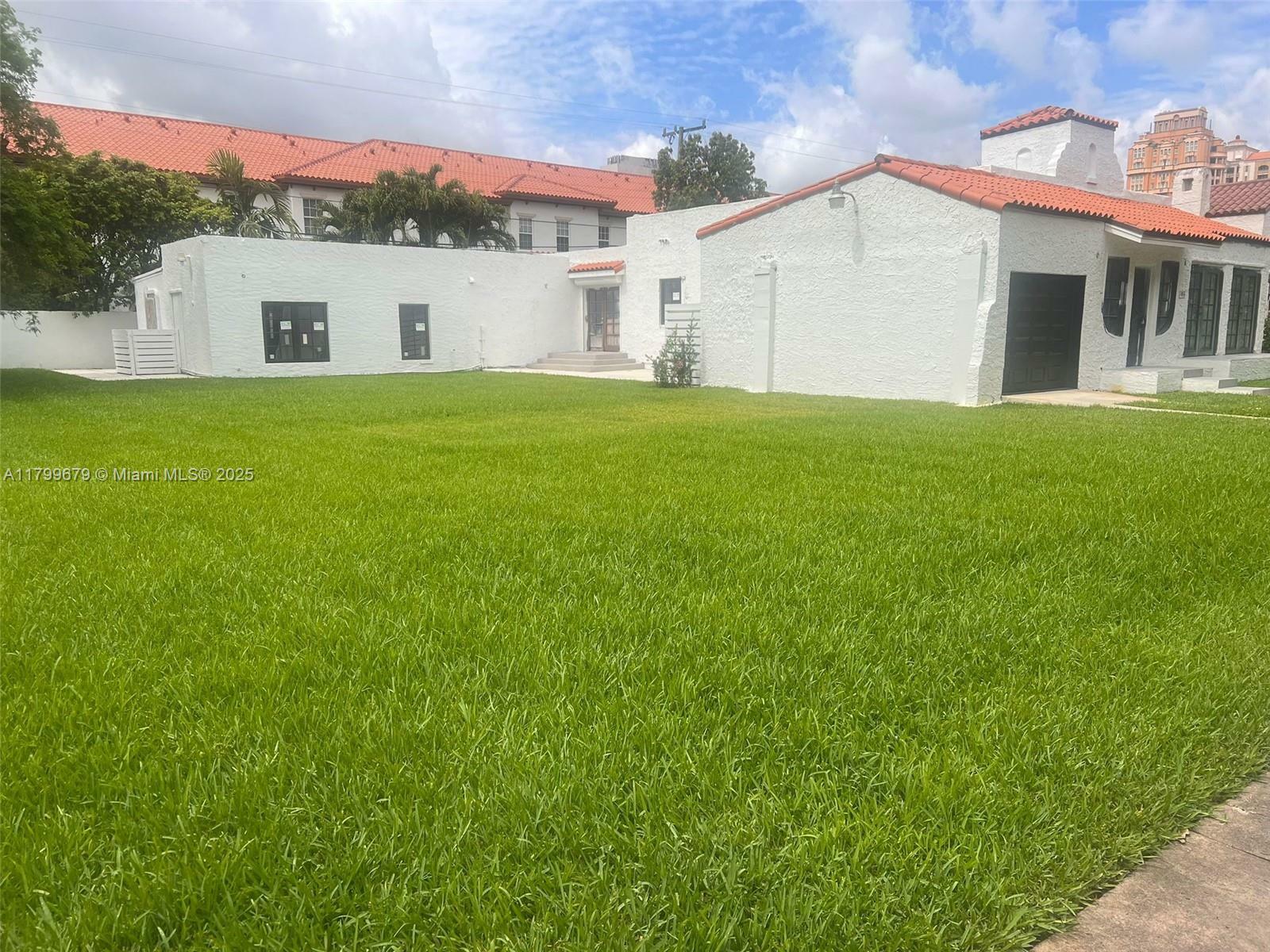 Property Photo: 434 Aragon Ave FL 33134