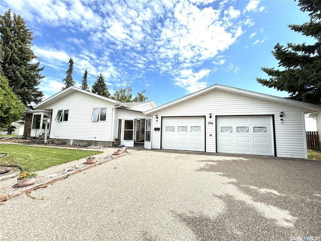 Property Photo: 356 Eastview Street SK S0N 0H0