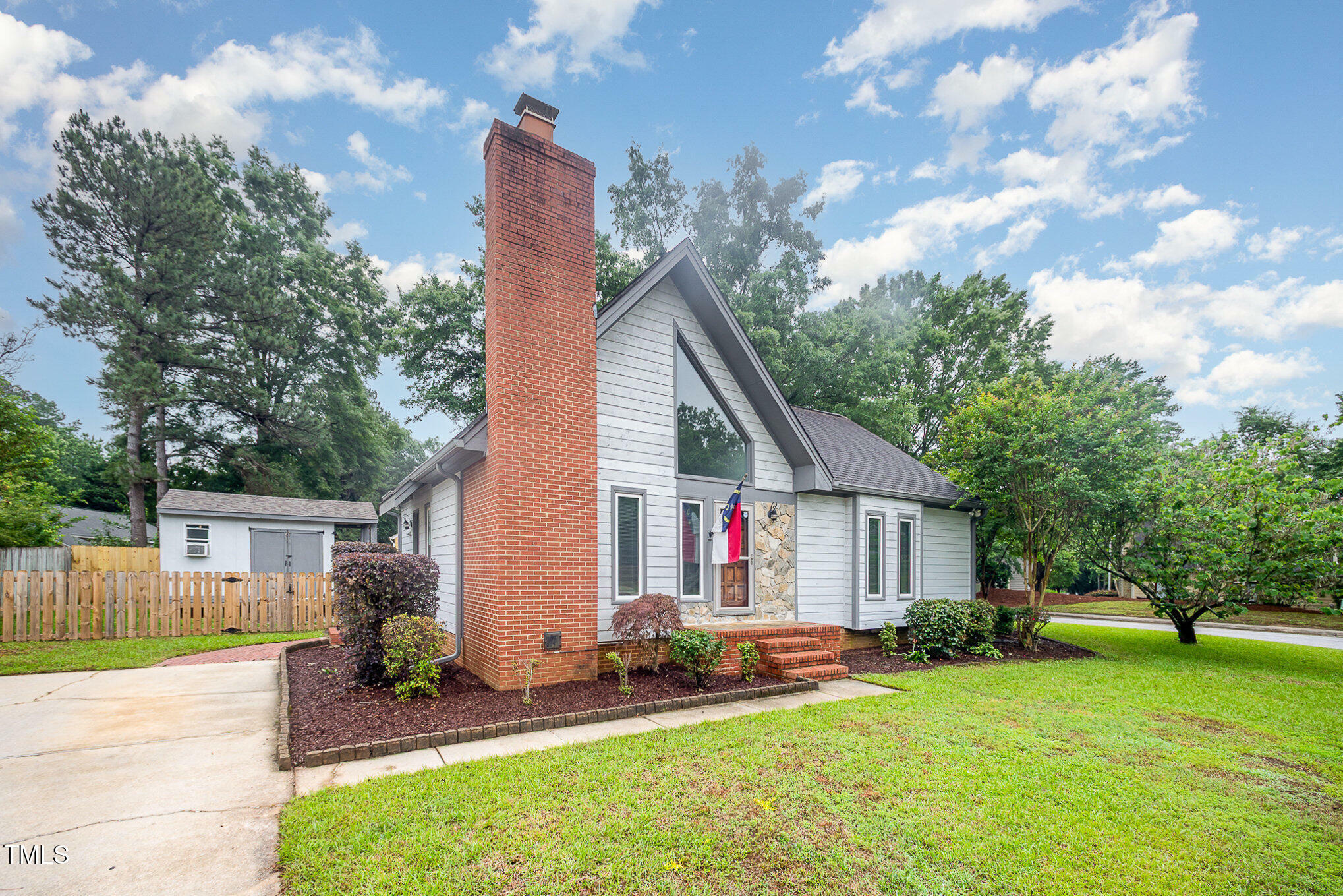 Property Photo: 100 Longneedle Court NC 27603