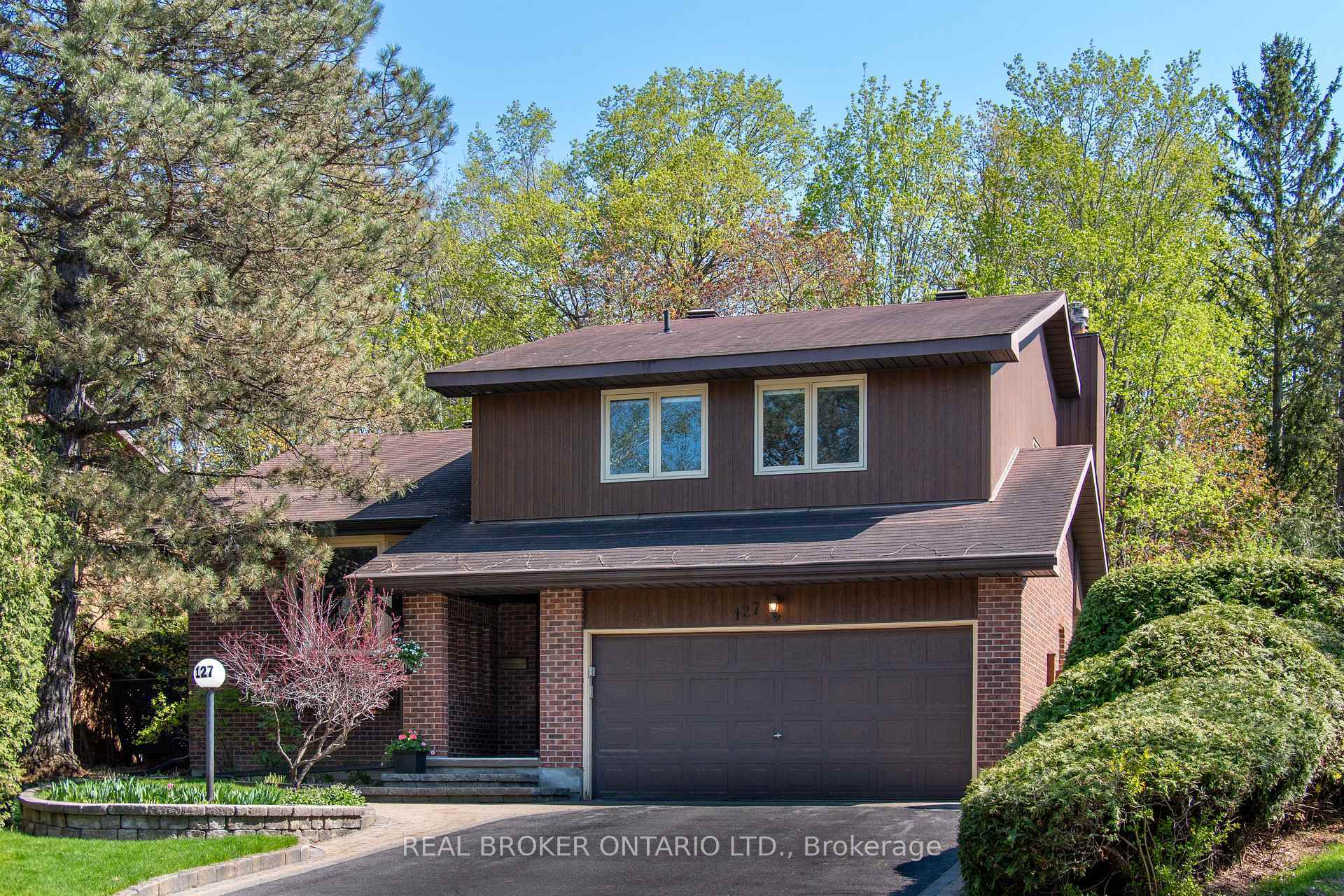 Property Photo:  127 Chimo Drive  ON K2L 2G7 