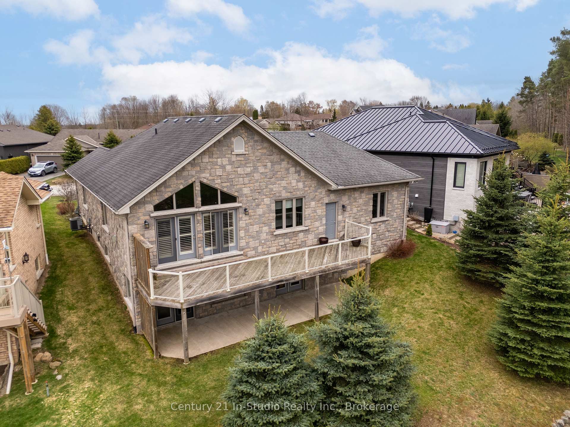 Property Photo: 6 Glen Abbey Court ON N4L 1Y4