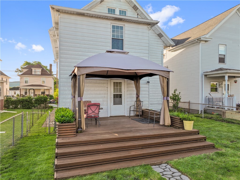 Property Photo: 210 Union St PA 15401