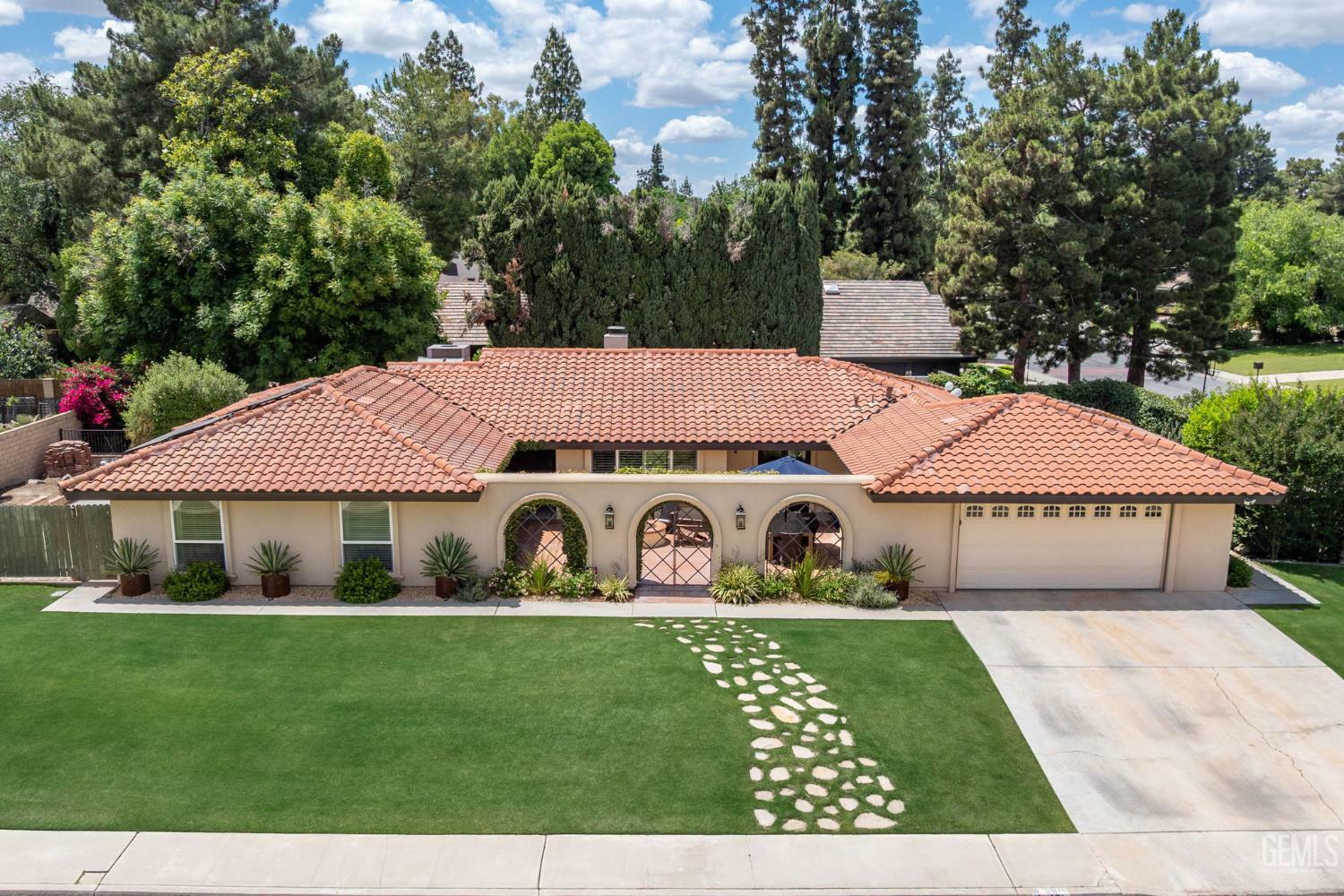 Property Photo:  401 Via Carisma  CA 93309 