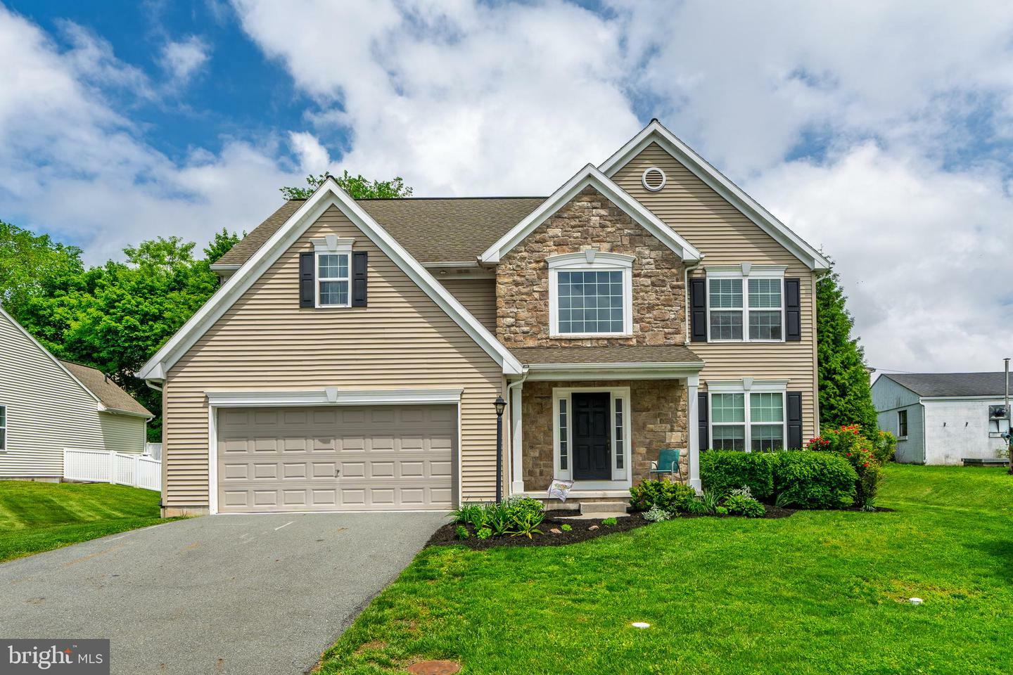 Property Photo: 8 Copperwood Lane PA 17522