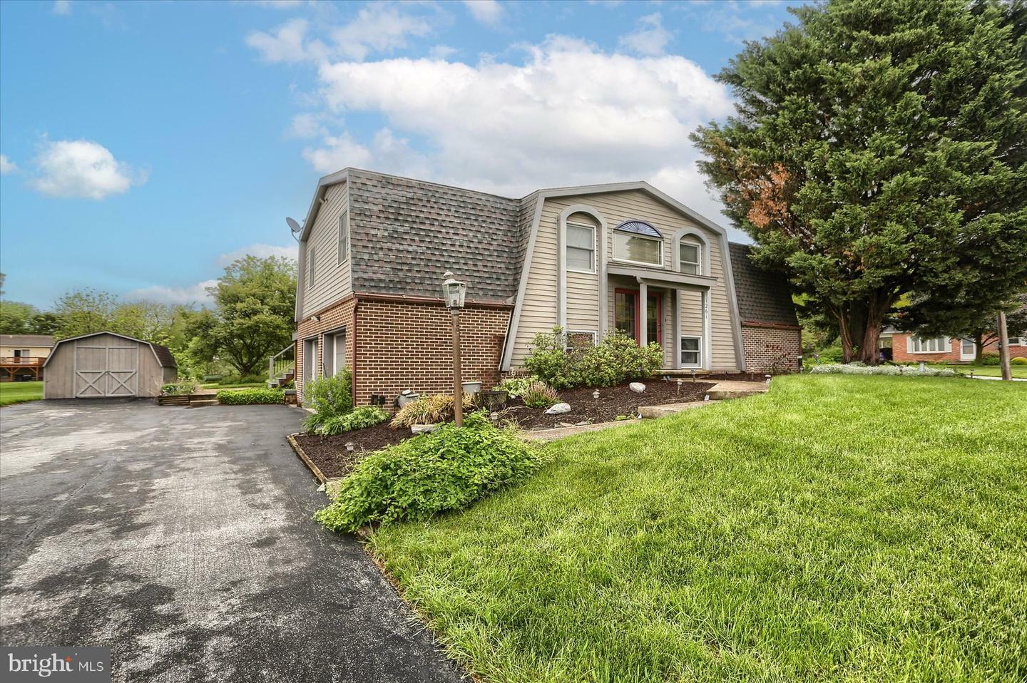 Property Photo: 1261 E McKinley Street Extension PA 17202