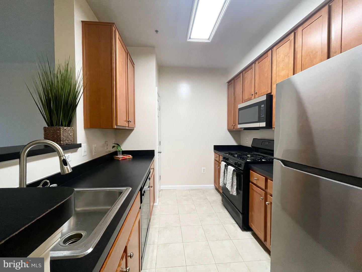 Property Photo: 4862 Eisenhower Avenue 269 VA 22304
