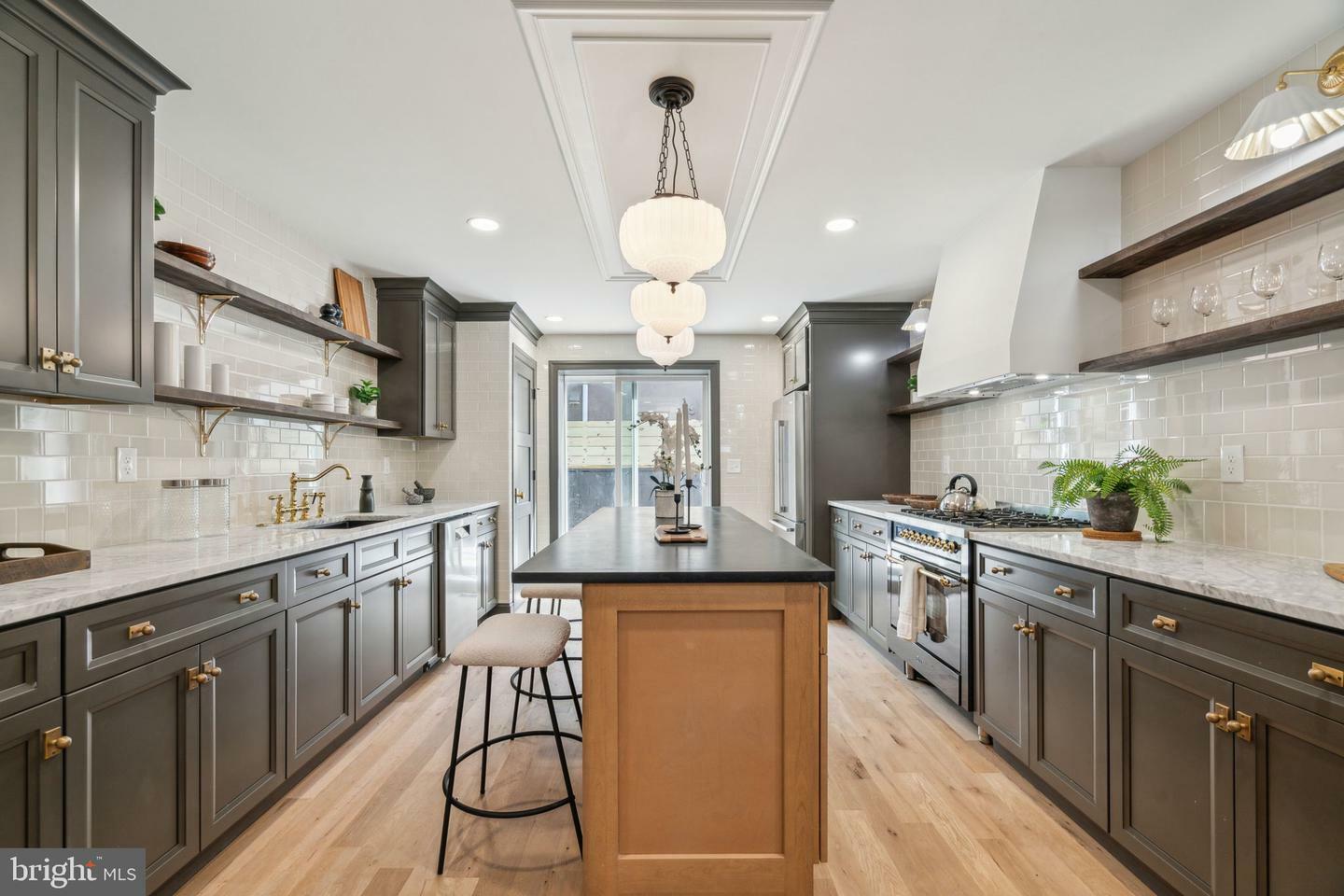 826 Tasker Street  Philadelphia PA 19148 photo