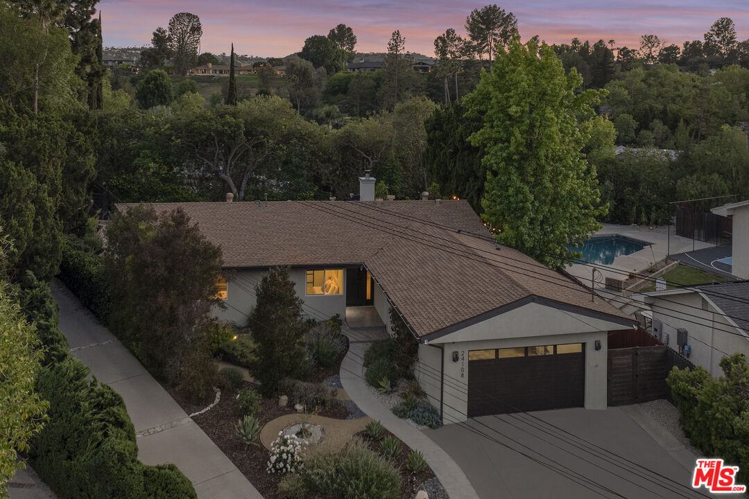 Property Photo: 24108 Albers St CA 91367