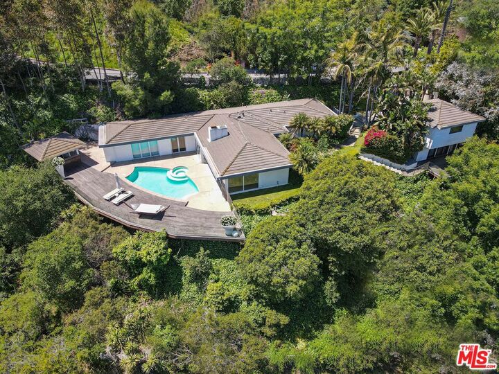 Property Photo:  1000 Stradella Rd  CA 90077 