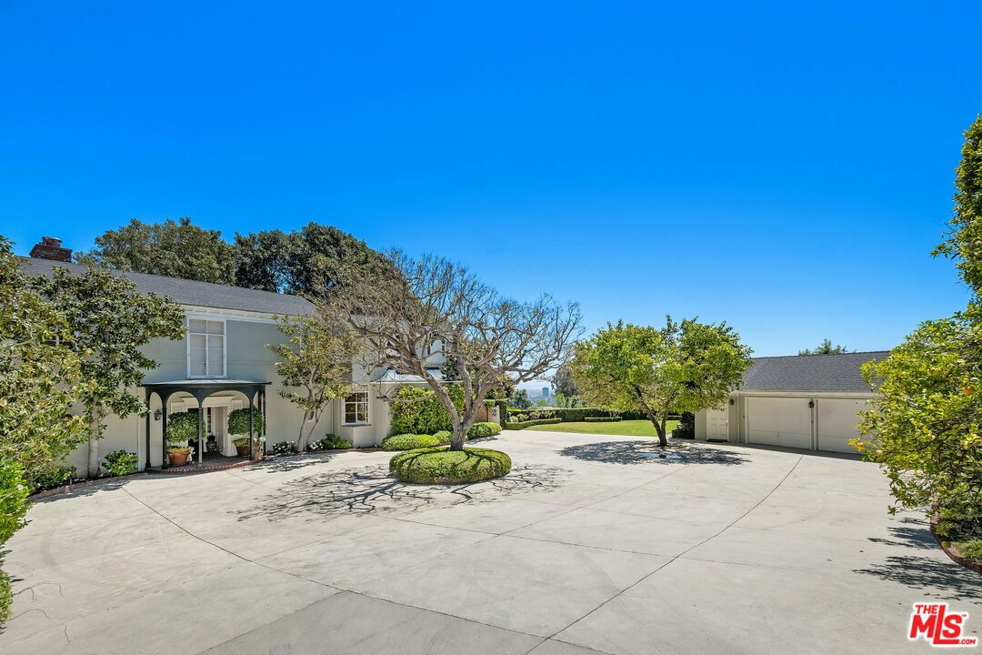 Property Photo: 11080 Chalon Rd CA 90077