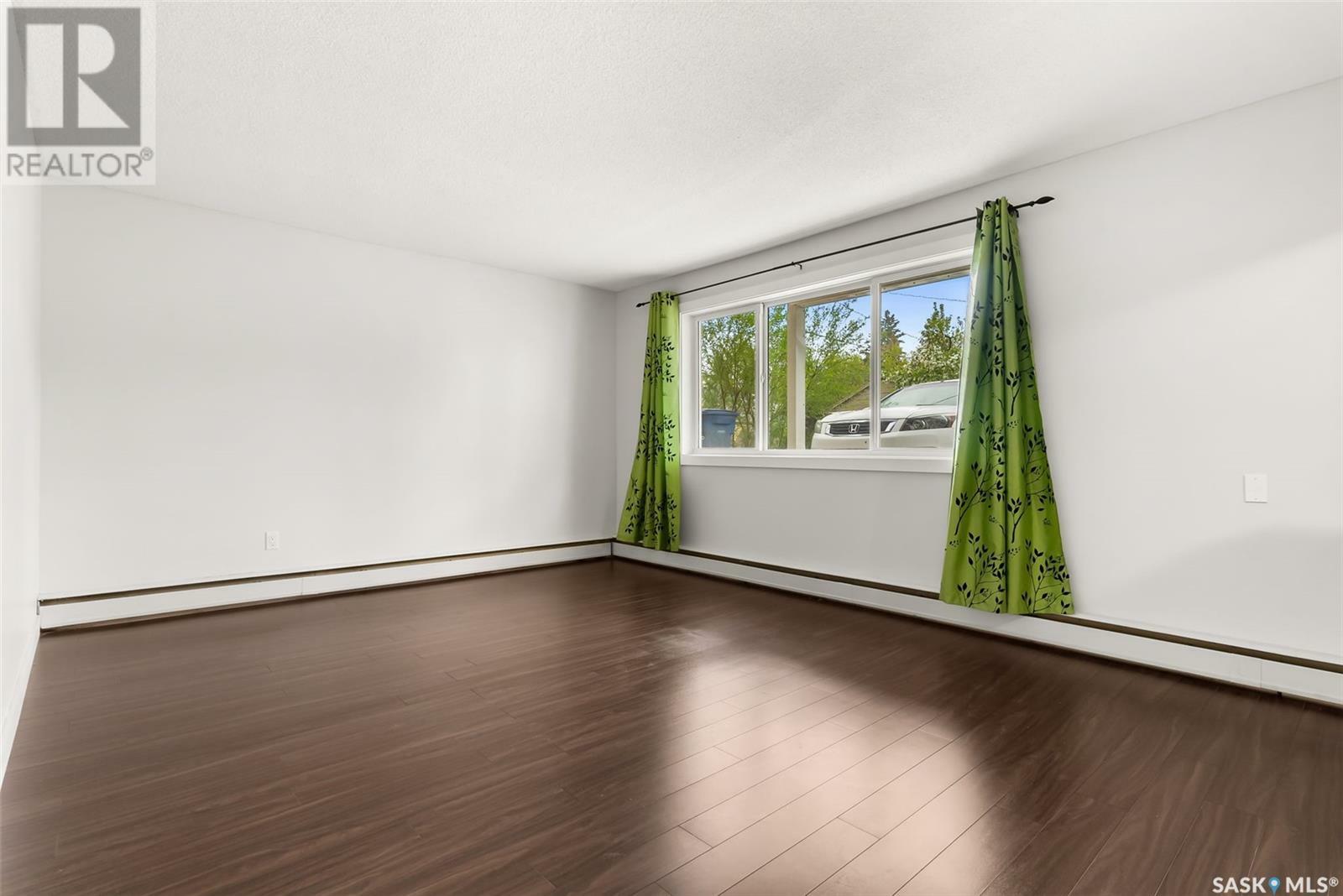 Property Photo:  4 230 Broadway Avenue E  SK S4N 0Z9 