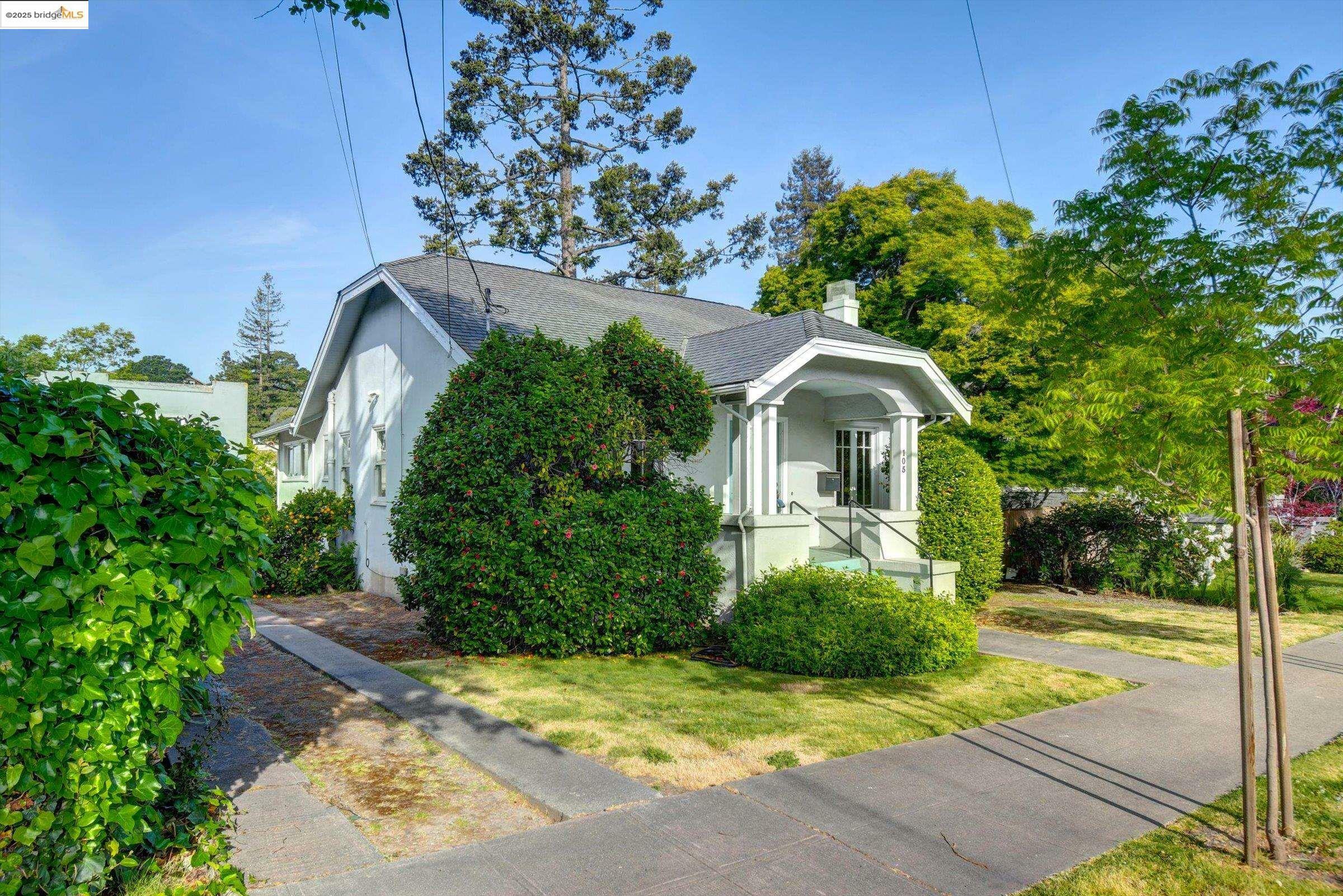 Property Photo: 105 Manor Dr CA 94611