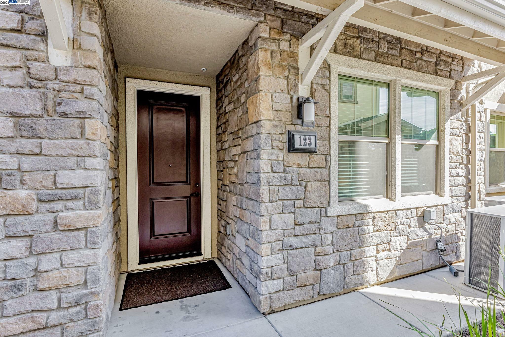 Property Photo:  123 Branta Cmn  CA 94539 
