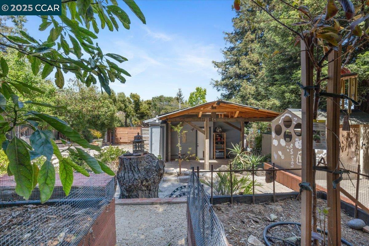 Property Photo: 8041 Winthrope St CA 94605