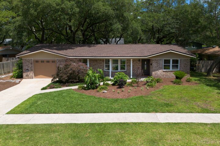 Property Photo:  526 NW Cheshire Avenue  FL 32547 
