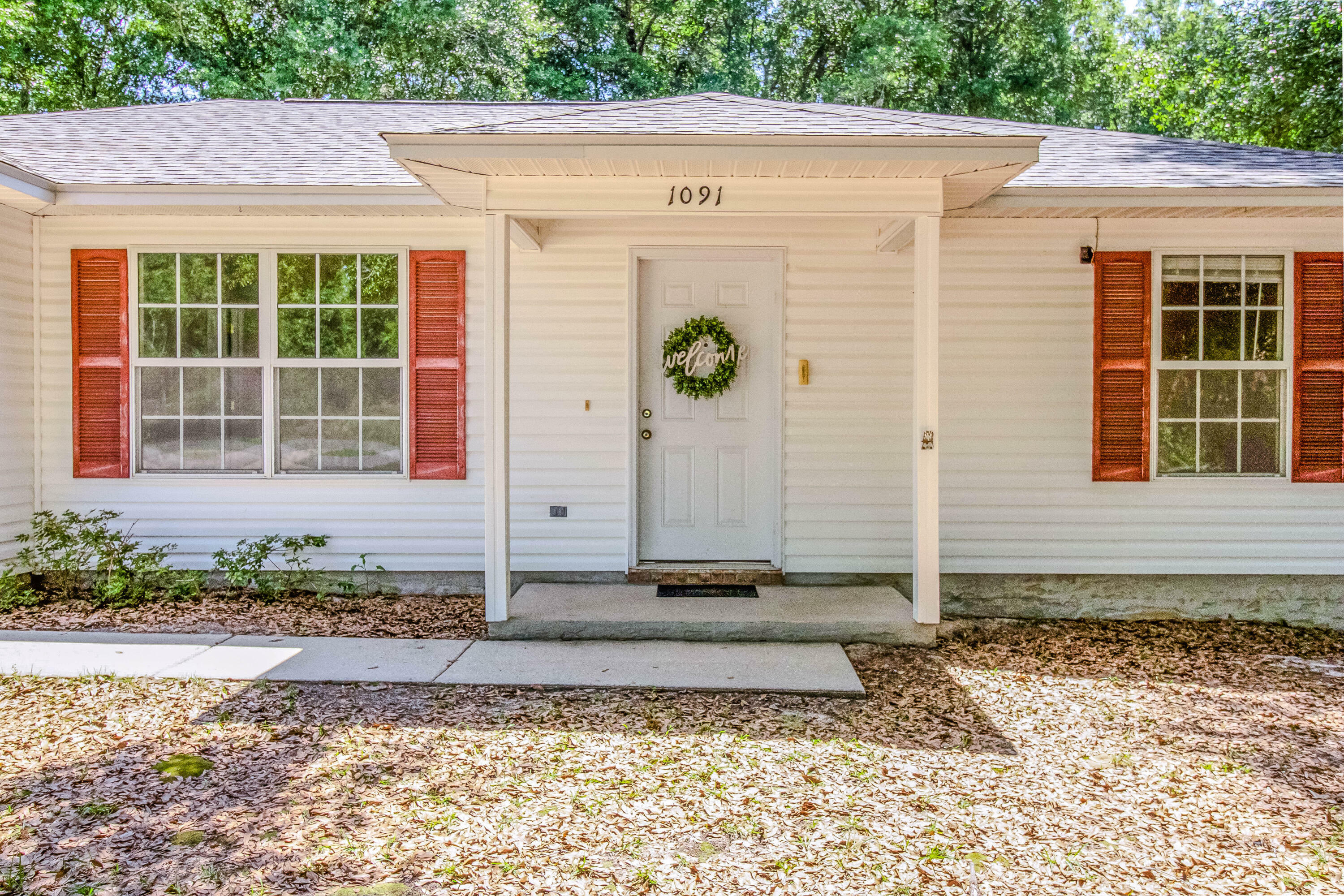 Property Photo: 1091 Farmer Street FL 32539