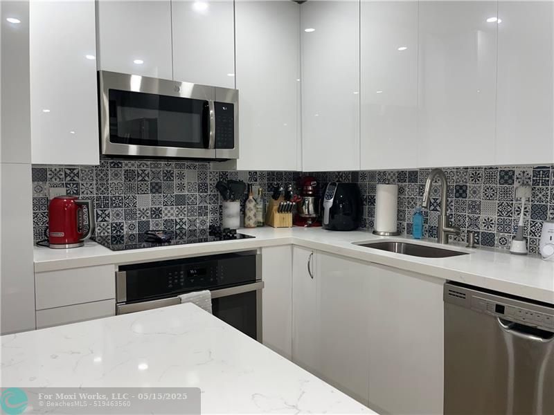 Property Photo: 6389 E Bay Club Dr 2 FL 33308