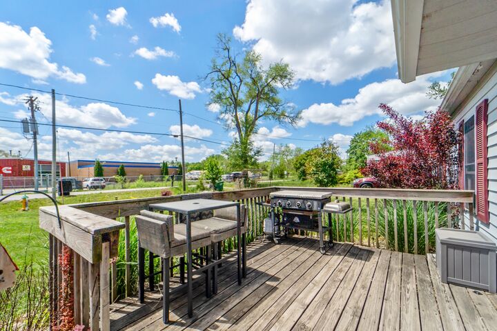 Property Photo:  225 NW 50th Place  IA 50313 