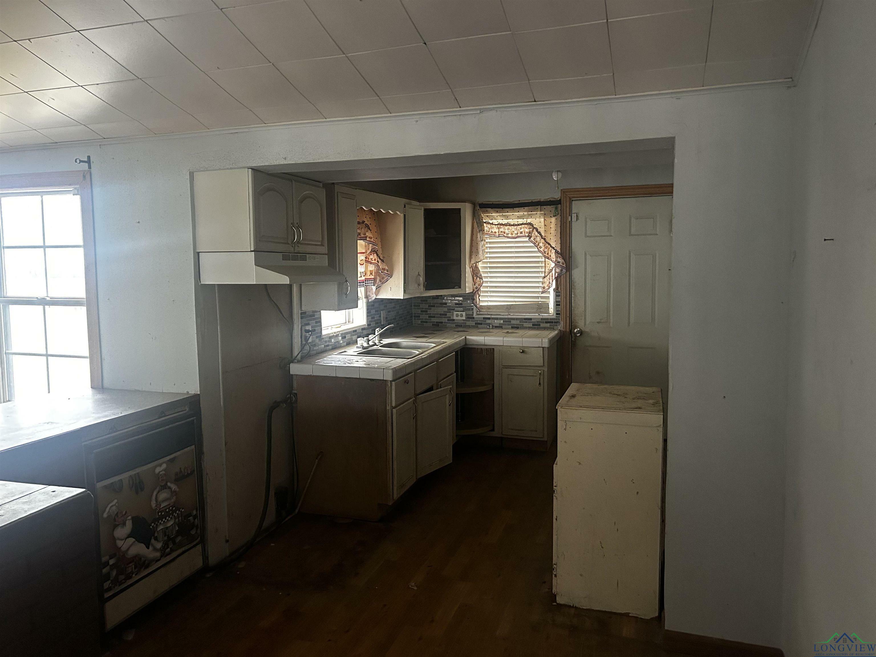 Property Photo: 405 W College St TX 75633