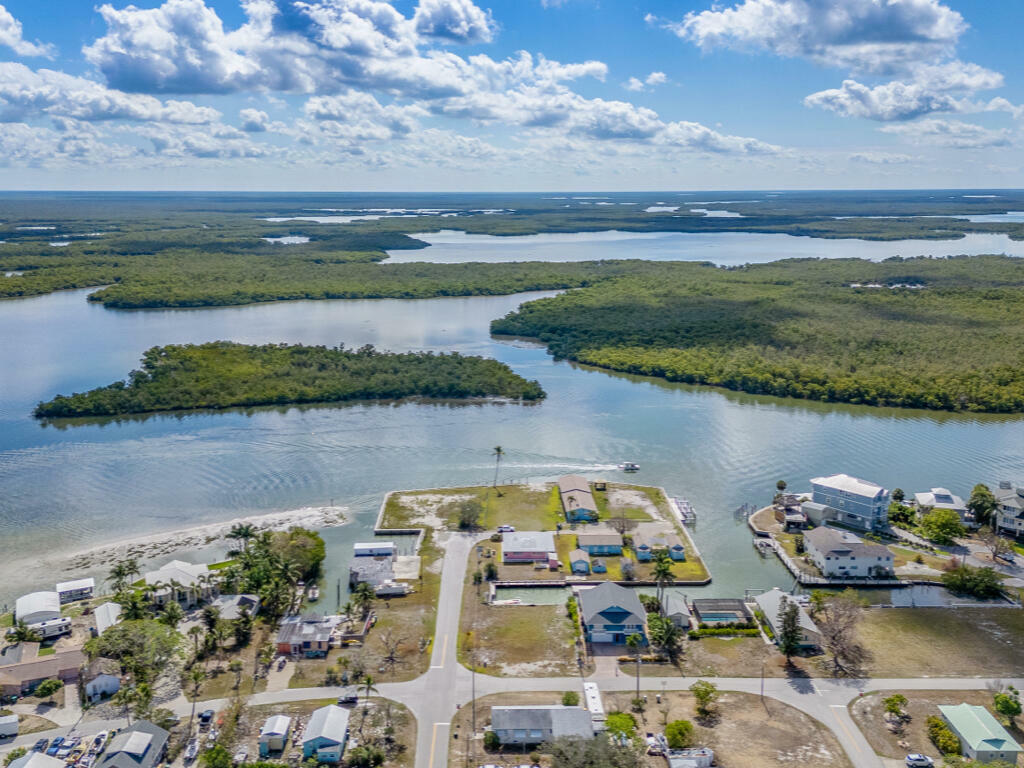 Property Photo:  226 E Goodland Drive  FL 34140 