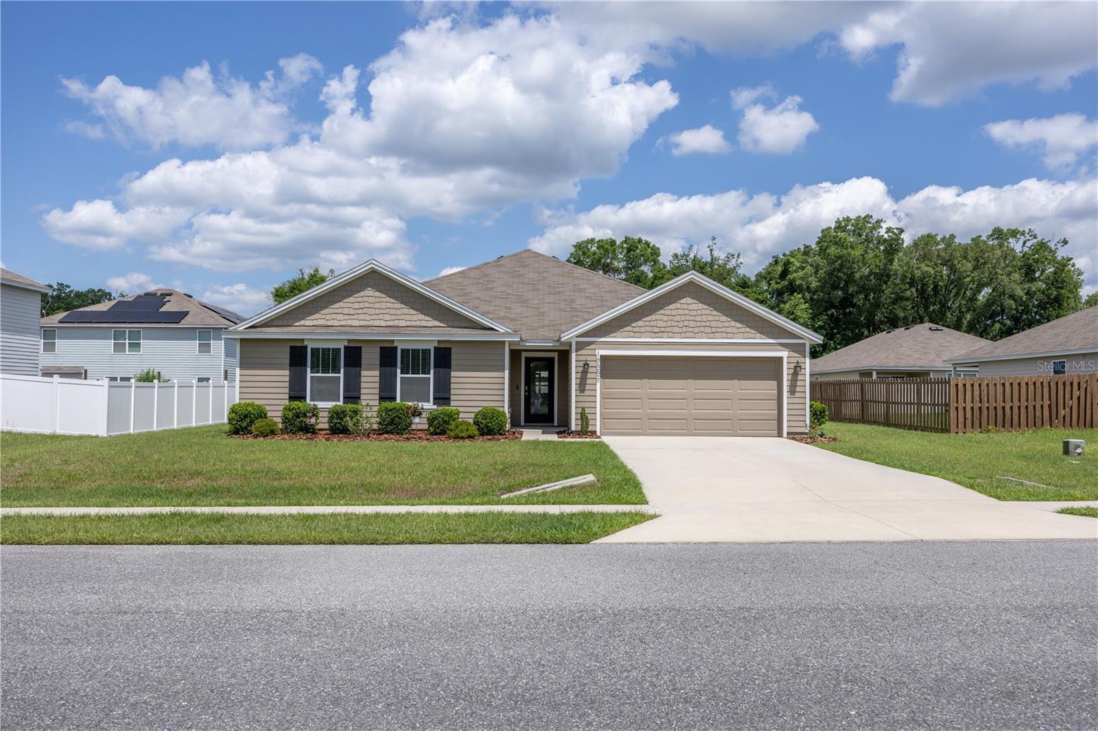Property Photo: 19553 NW 229th Street FL 32643