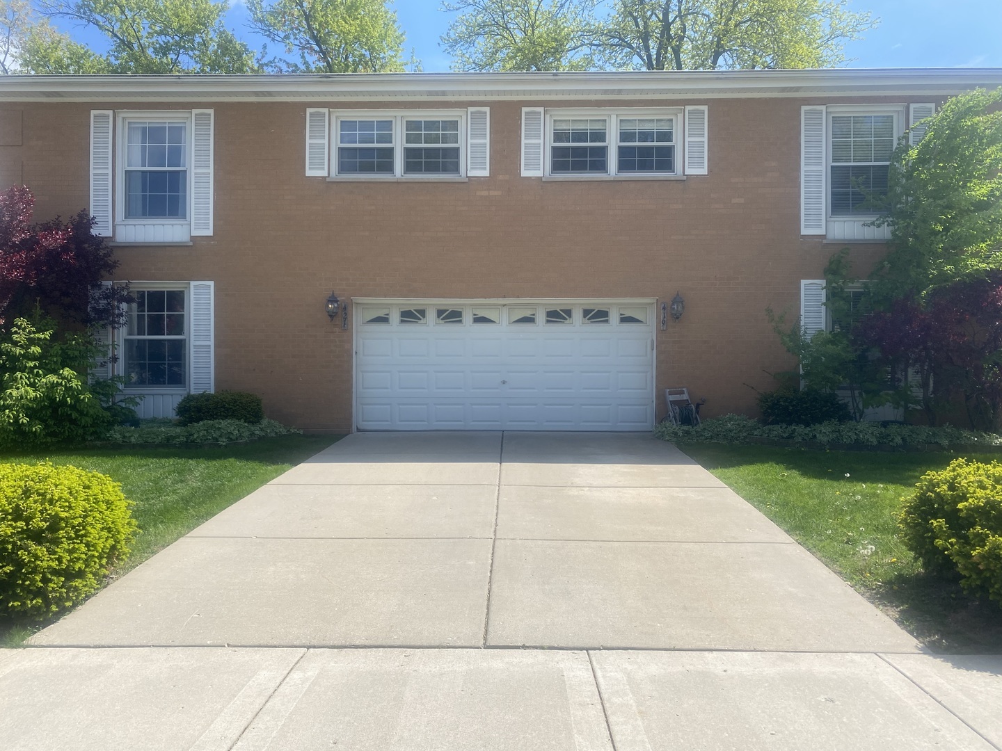 Property Photo: 419 E Valley Lane IL 60004