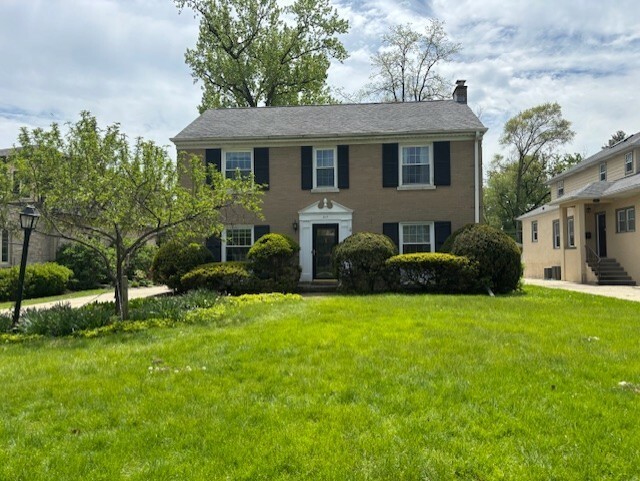 317 Blackhawk Road  Riverside IL 60546 photo